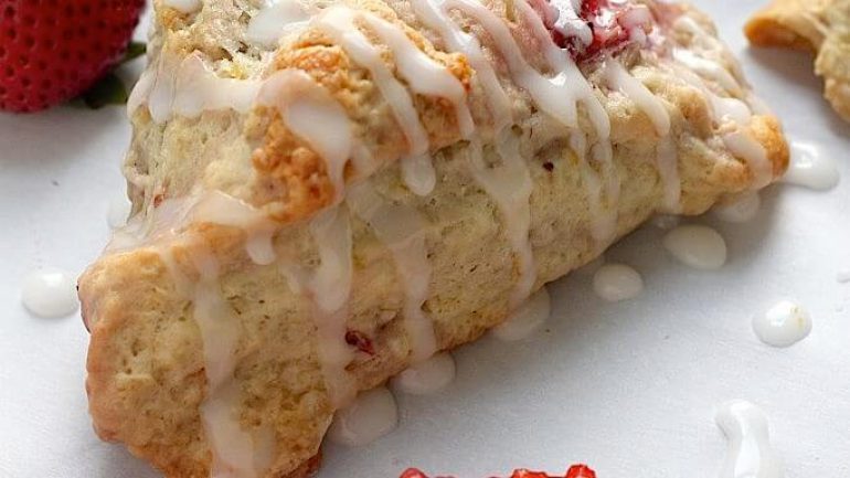 Limonlu ve Taze Çilekli Çörek