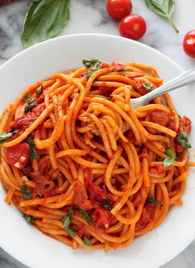 Domatesli Fesleğenli Spagetti Tarifi