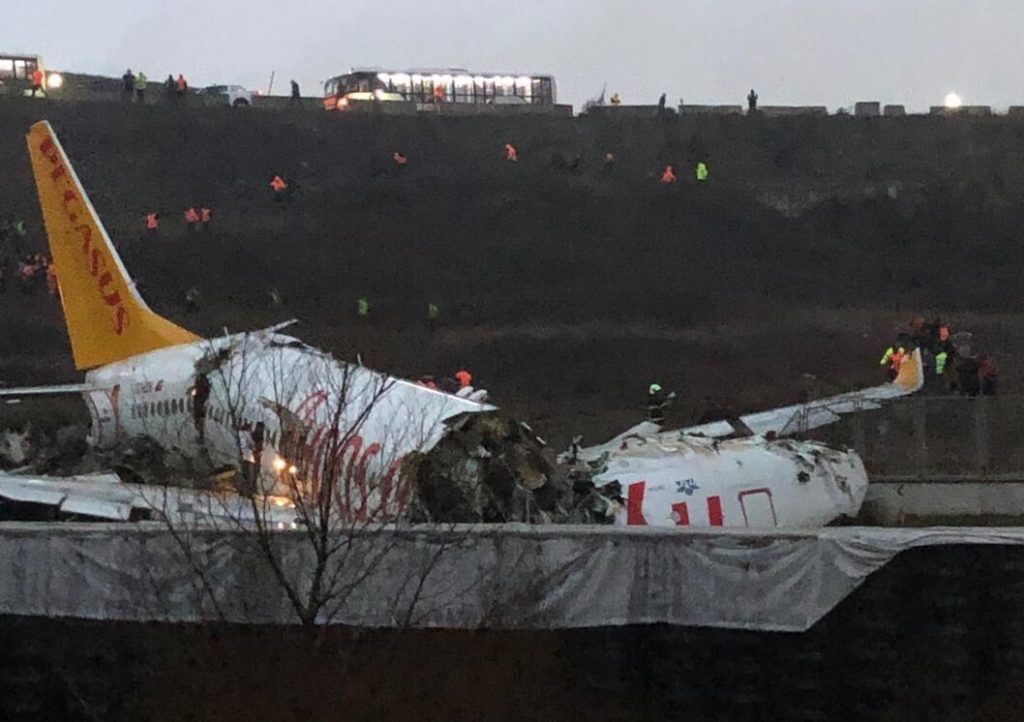 İzmir-İstanbul Seferini Yapan Yolcu Uçağı Pistten Çıktı! Uçak 3’e Bölündü