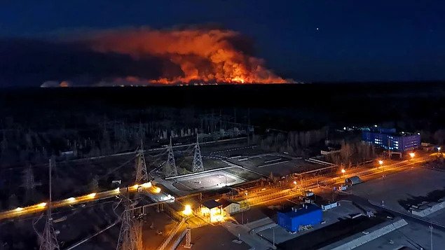 Çernobil’deki Yangın Söndürülmedi: Alevler Nükleer Santralin Bulunduğu Bölgeye İlerliyor