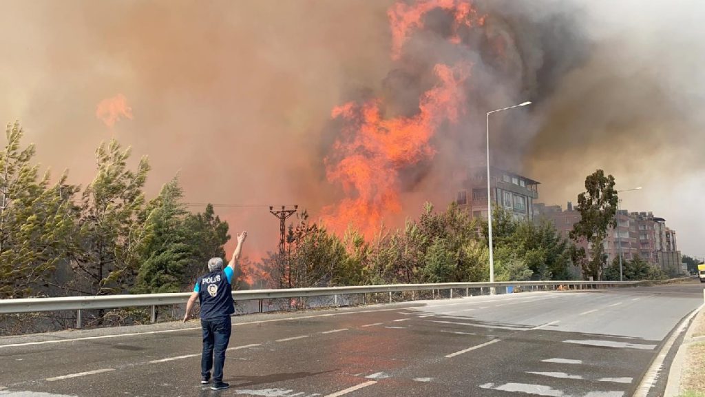 Hatay’da yangın yeniden şiddetlendi!