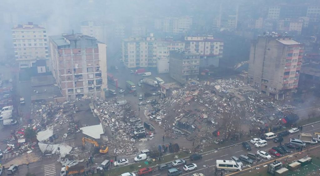 Deprem profesöründen ürperten hesaplama: 200 bin kişi göçük altında